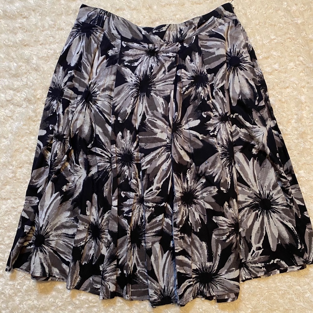 Beautiful grey, black, and white floral skirt, s 8